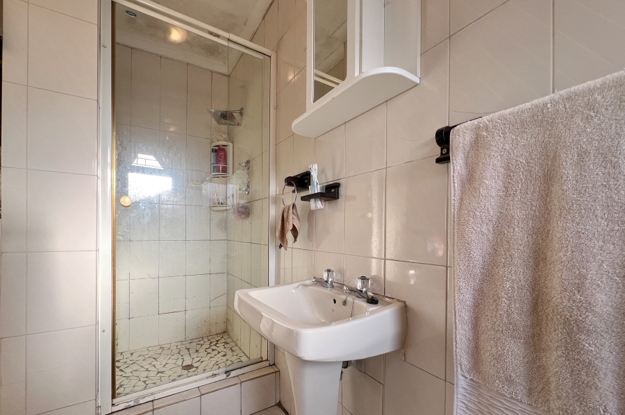 5 Bedroom Property for Sale in Vredekloof Western Cape